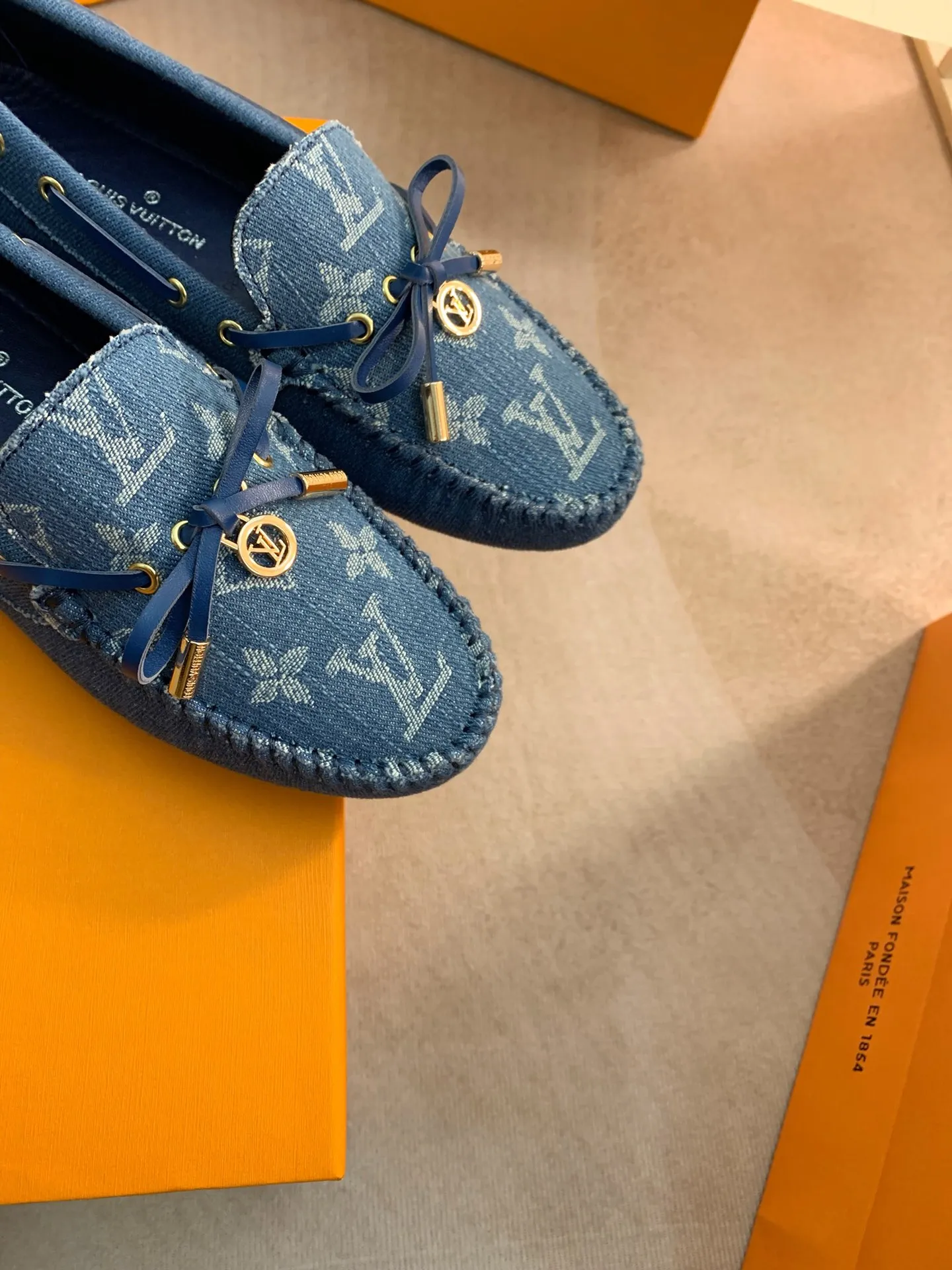 p460💰Couple model❤️🇫🇷 𝙇𝙤𝙪𝙞𝙨 𝙑𝙪𝙞𝙩𝙩𝙤𝙣 🇫🇷Louis Vuitton 2023 Classic𝓛𝓿 𝓣𝓻𝓪𝓲𝓷𝓮𝓻 Sports Series ➪➪➪¯ [Arizona Doudou Shoes Series] ▪️▪️▪️Arizona slip-on shoes are made of Monogram Eclipse canvas. Its hand-painted and dyed edges and hand-sewn uppers fully demonstrate Louis Vuitton's traditional shoemaking craftsmanship. This slip-on shoe is very lightweight. The integrated tongue and upper make it particularly comfortable and flexible. The soft outsole is equipped with rubber padding. Decorated with matching sash. Detailed features: ☑️Monogram Eclipse canvas ☑️Black Eclipse pattern ☑️Hand-painted shoe edges ☑️Hand-sewn uppers (each pair takes time to process) ☑️Integrated tongue and upper construction ☑️Outsole equipped with rubber lining ☑️size: 35_46